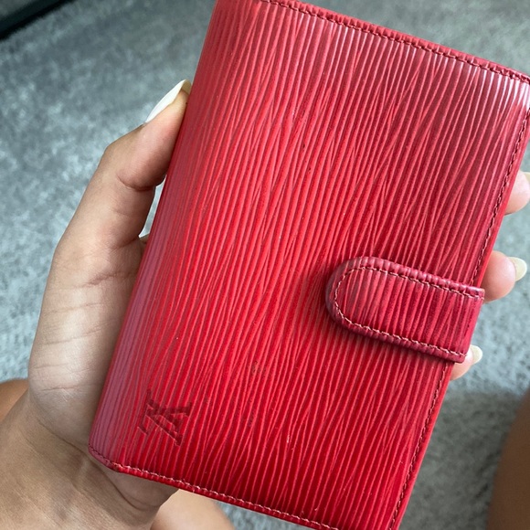 Red Louis Vuitton Epi wallet - Picture 9 of 11